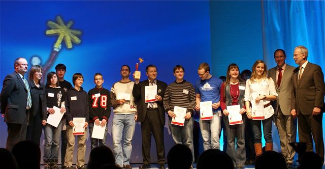 Siegerehrung: Das Team des Gymnasiums Michelstadt mit Darmstadts OB Hofmann und Hessens Umweltministerin Silke Lautenschläger (v. links)
